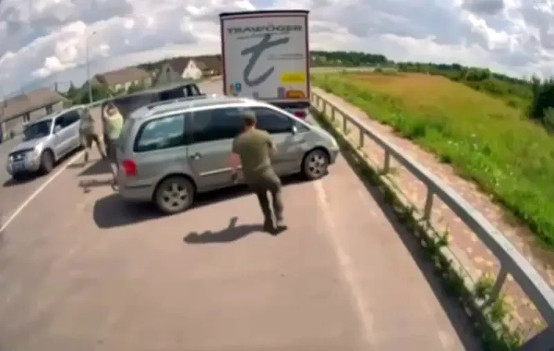 Не на того напали: показаны кадры, как мужчина на Украине отбился от сотрудников ТЦК лопатой