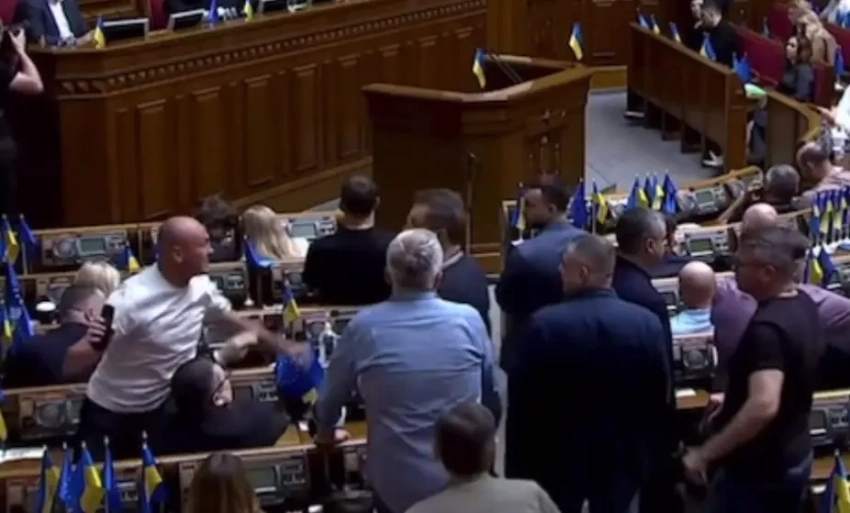 Драки и оскорбления: после жарких дискуссий украинский парламент вернул полномочия западным «надзирателям» из НАБУ