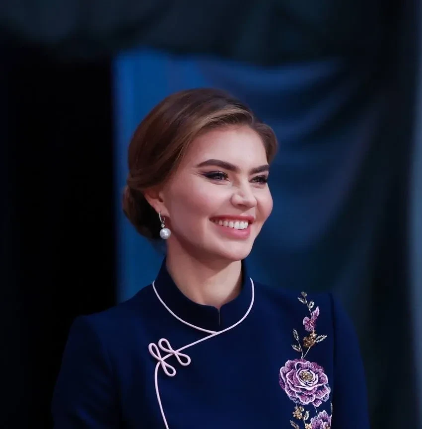 Алина Кабаева в разных образах посетила турнир по художественной гимнастике в Китае