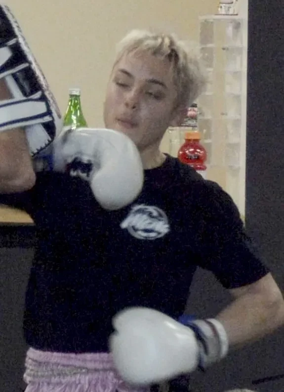 Блонд и розовые шорты: 17-летнего сына Анджелины Джоли и Брэда Питта засняли на тренировке по боксу