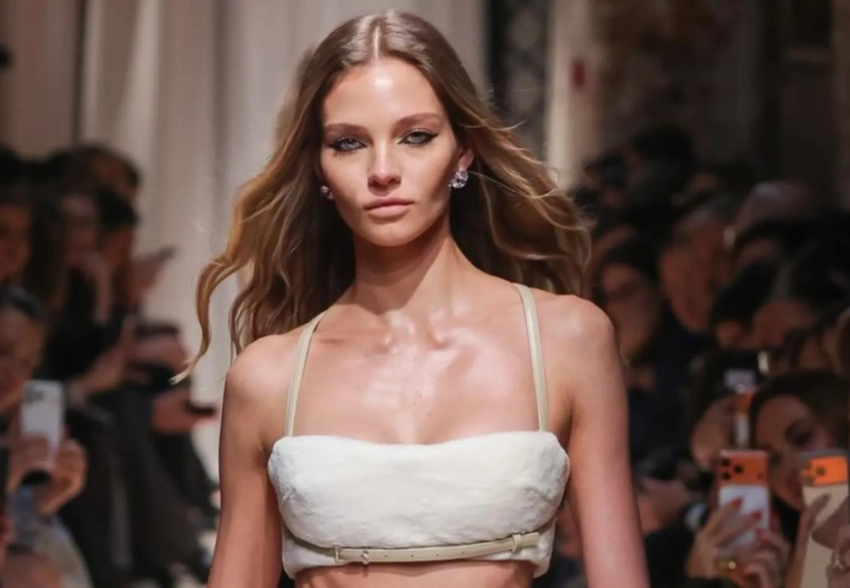 Алеся Кафельникова вышла на подиум на первом за восемь лет показе Александра Терехова