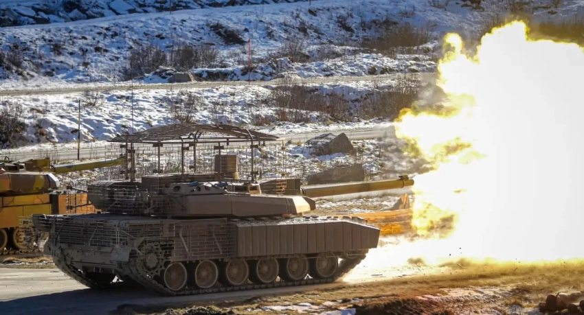 Показаны учения новейшего танка Leclerc XLR с комплектом защиты от дронов