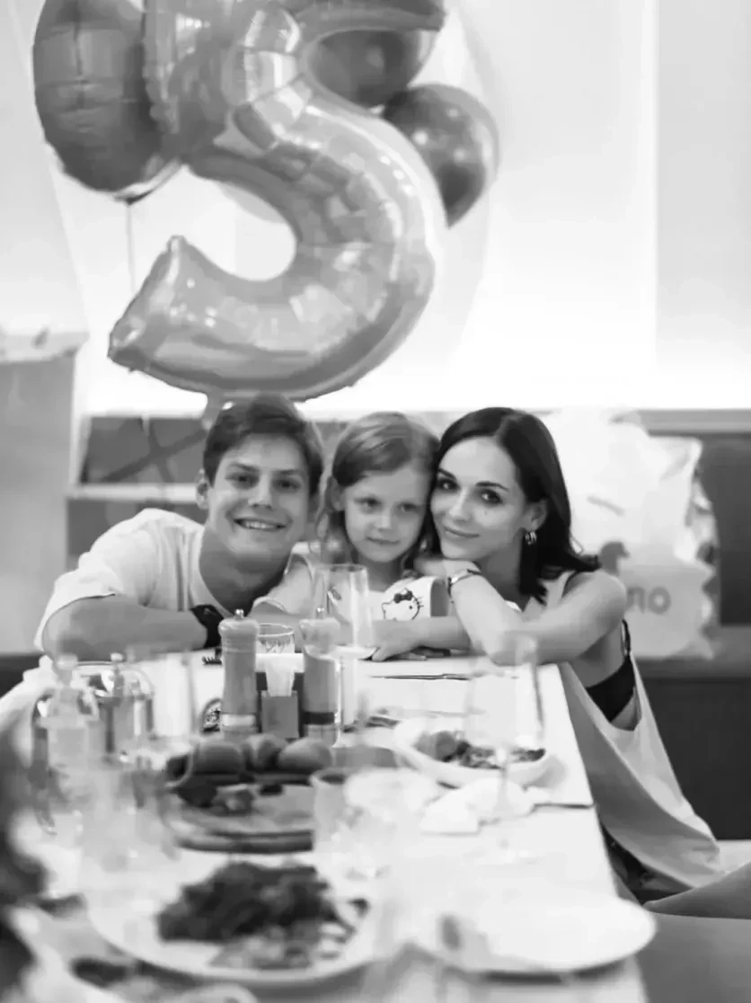 Софья Синицына посетила открытие ГУМ-катка с дочерью от Павла Табакова и Мариной Зудиной