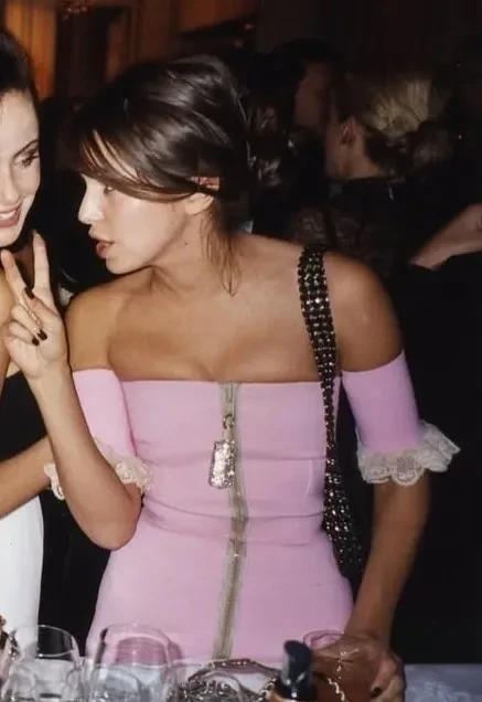 "Вечеринка, Париж, 2007 год". В сети появилось архивное фото Даши Жуковой до замужества с Романом Абрамовичем