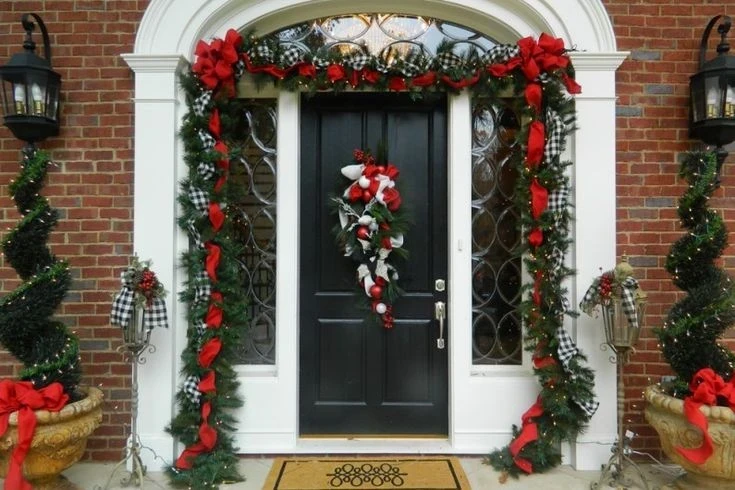Вдохновляющие идеи, как украсить входную дверь к Новому году