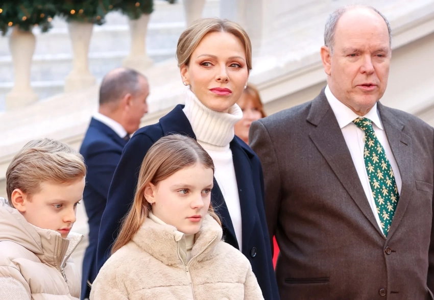 Княгиня Монако Шарлен и князь Альбер II с детьми и членами монаршей семьи посетили рождественскую ёлку в Княжеском дворце