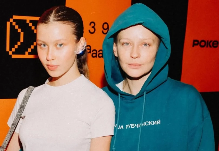 Анна Пересильд вышла в свет вместе с мамой Юлией Пересильд