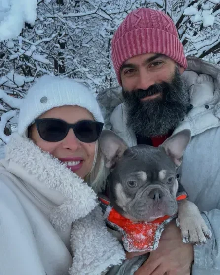 "Мы с ней одной крови". 63-летняя Алёна Свиридова впервые стала бабушкой и показала внучку