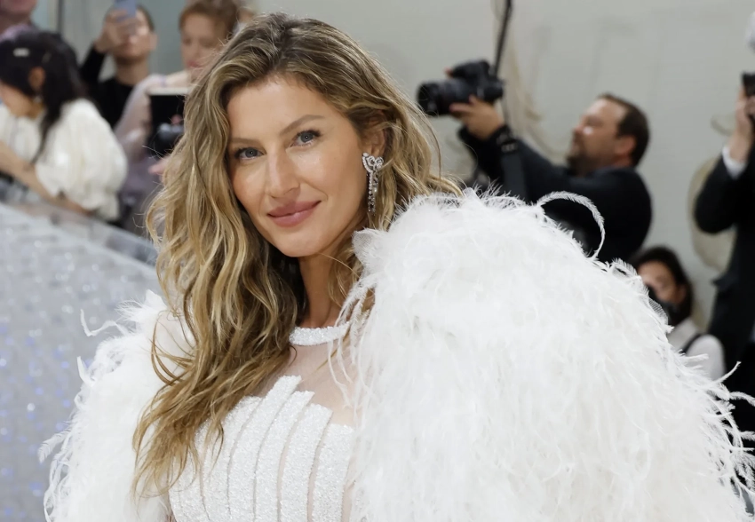 "Нет ни гроша за душой". Семья Жизель Бундхен недовольна тем, что она вышла замуж за личного тренера, от которого родила третьего ребёнка