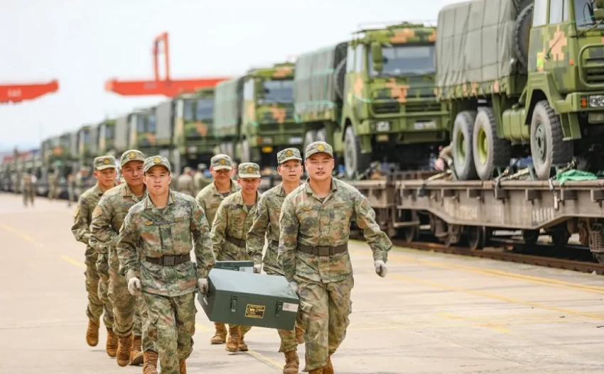 Переброску техники и солдат НОАК в Пекин связывают с попыткой госпереворота