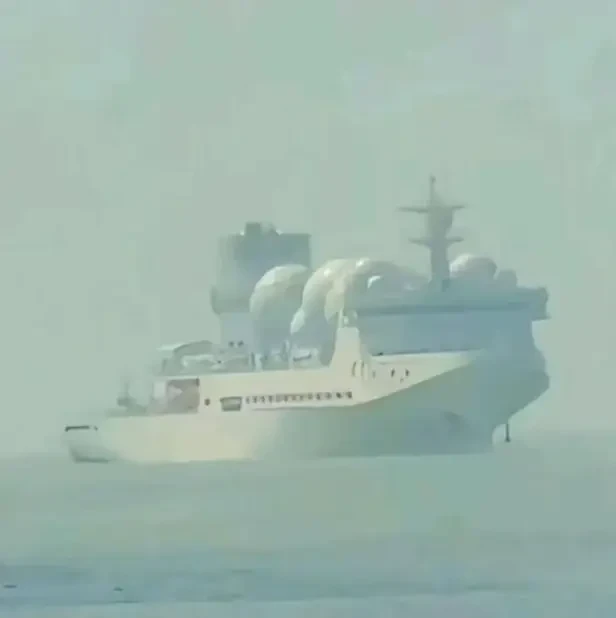 А кто это там, за спиной амбала с дубиной?