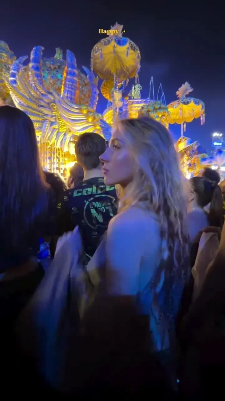 Девушка Павла Дурова (в платье с "задним декольте") и Аврора Киба повеселились на карнавале в Рио-де-Жанейро