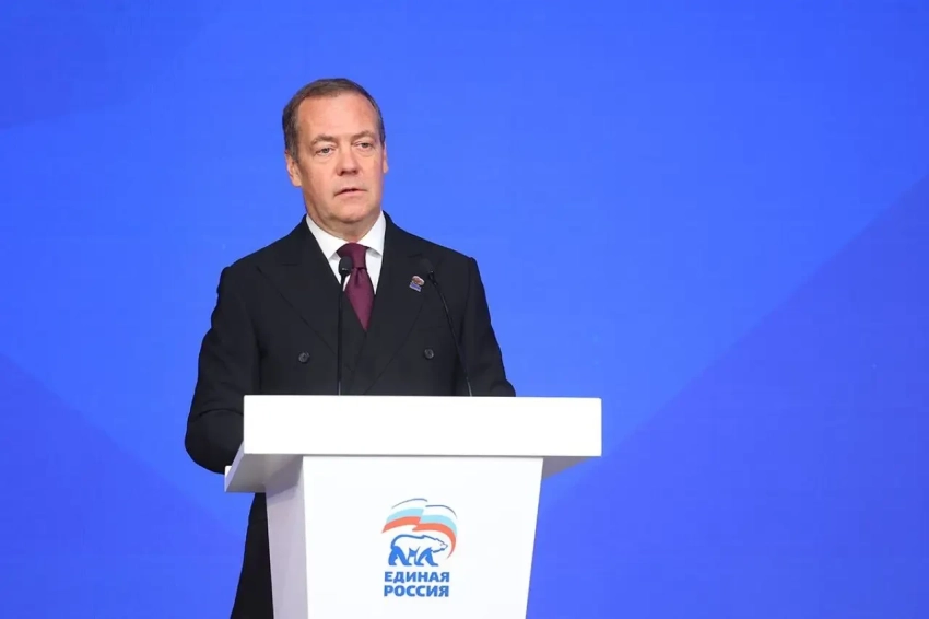 Медведев: президент любой ядерной державы не вправе исключать применение ЯО