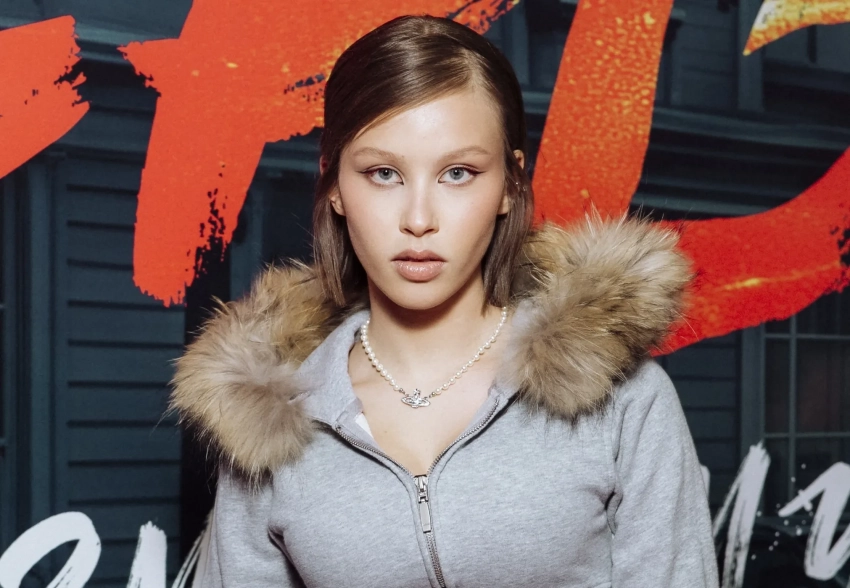 Анна Пересильд (с новым имиджем), Алексей Столяров с женой, Николай Цискаридзе и Наталья Рудова на премьере фильма "Первая"