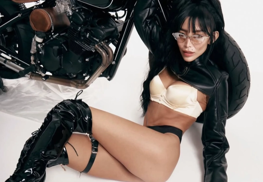 Жена Александра Цекало Дарина Эрвин снялась в нижнем белье на мотоцикле