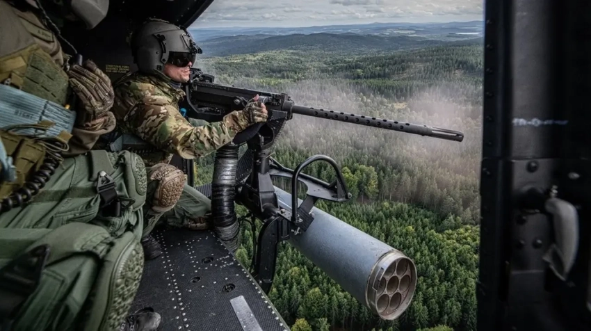 «Тактика перехвата на малых высотах»: чешские вертолёты «отловят» дроны в Польше