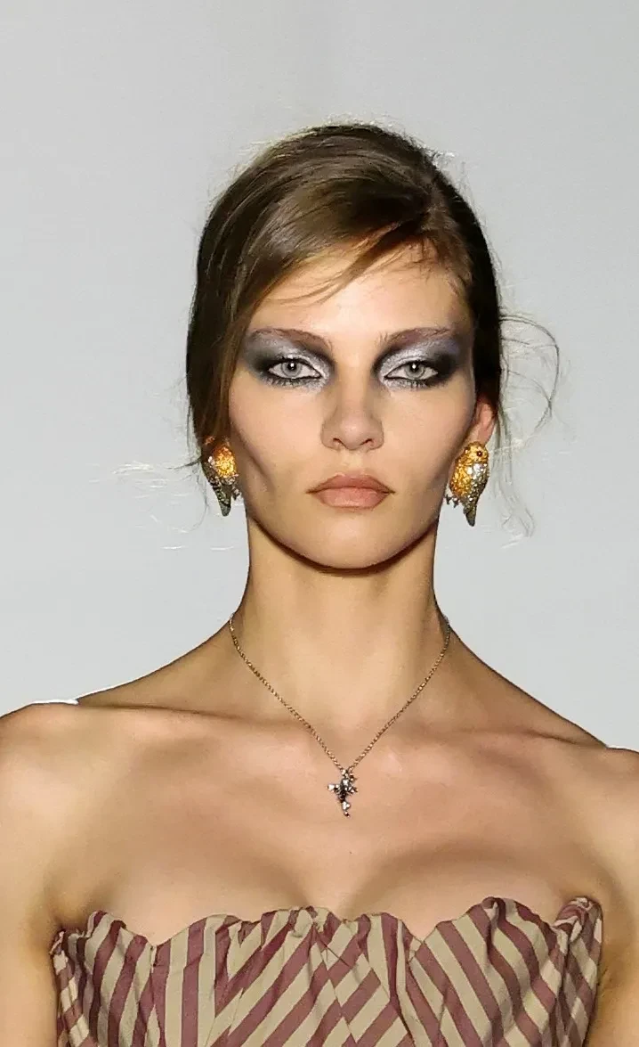 Алеся Кафельникова вышла на подиум показа Vivienne Westwood в рамках Недели моды в Париже