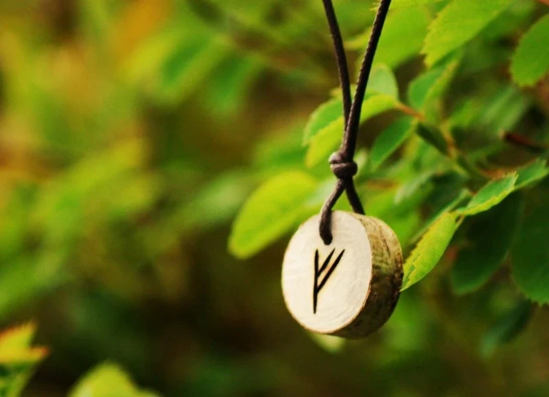 Как работают руны-защитники от негатива и безденежья