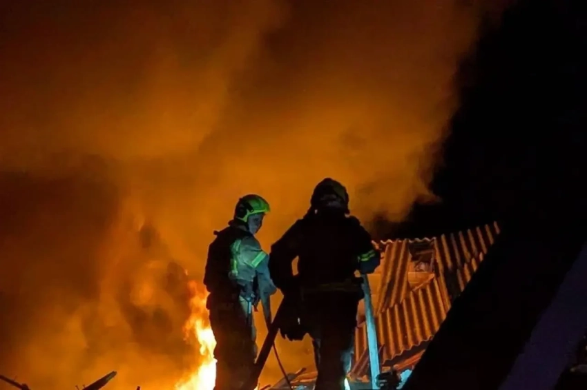 Появились кадры поражения газоперерабатывающего завода в Харьковской области