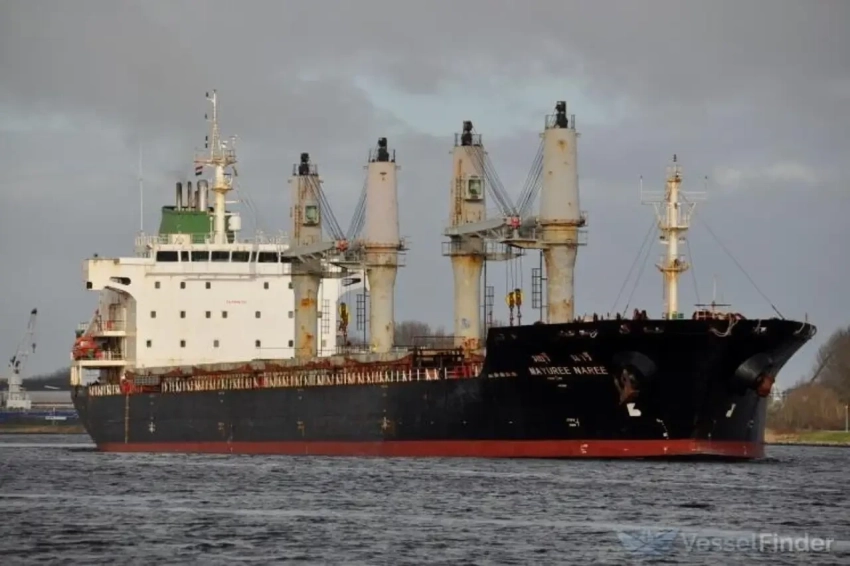 Горит судно Mayuree Naree, попытавшееся пройти через Ормузский пролив