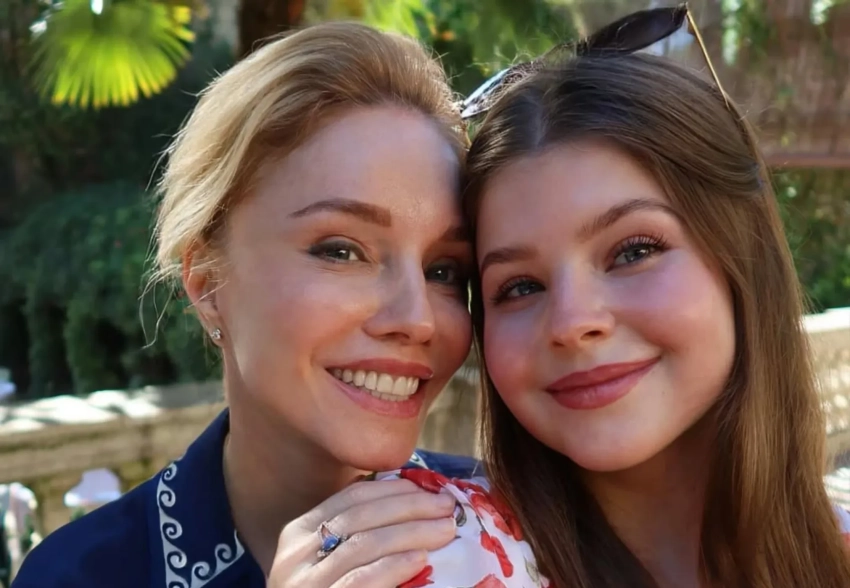 "Благодарна твоему папе!". Марина Зудина показала архивные фото дочери от Олега Табакова в честь её 20-летия